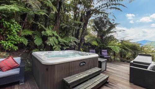 Champagne Tui - Moetapu Bay Holiday Home