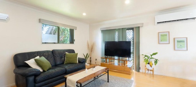 Charming 3-Bedroom Home Parks & City Nearby
