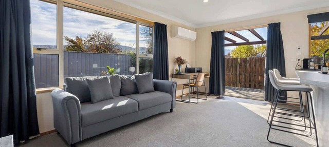 Charming Cromwell House w/Garden & BBQ
