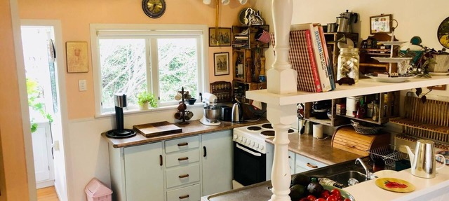 Charming One-Bedroom Unit Near Cheltenham Beach