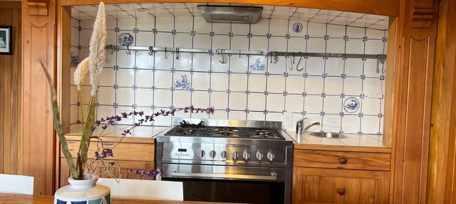 Charming riverview manor in the heart of the Hamilton city with the river front
