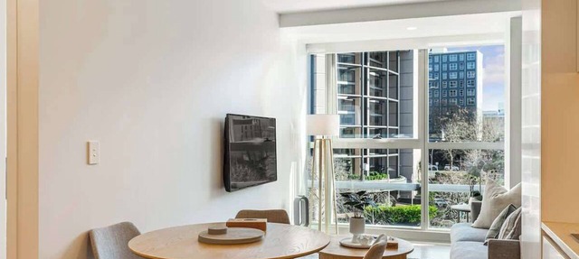 Chic Central Apt with Gym and Pool by Zodiak Stays