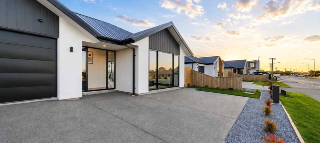 Christchurch Stay | Hot Tub & Billiards | Sleeps 9