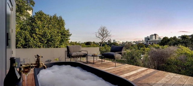 City Centre, Luxe Retreat, Outdoor Tub -By KOSH