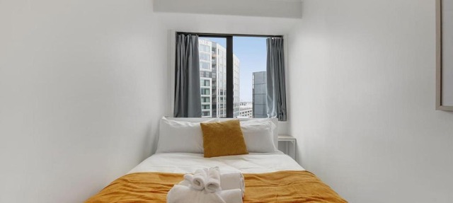 Cityscape Abode near Hospital and Queen St