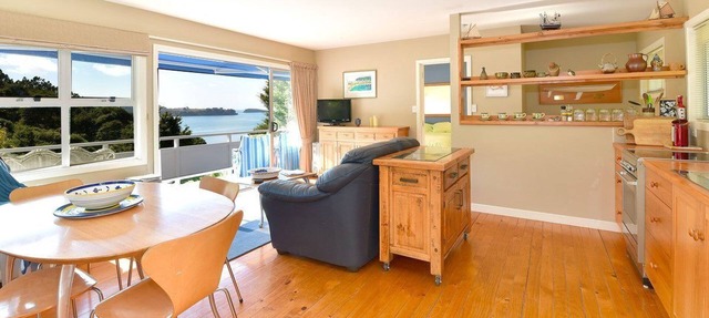 Classic Kiwi bach, sea views and only 45 mins from Auckland