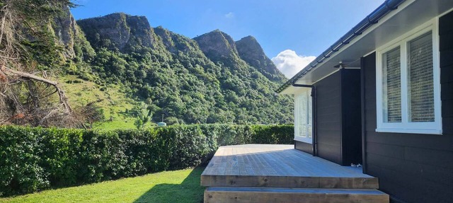 Classic Kiwi bach escape with cliff views