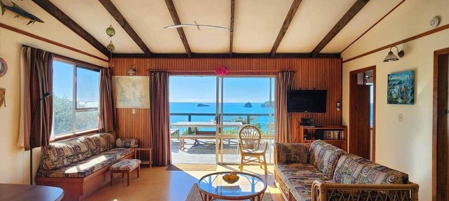 Classic Kiwi Oceanview Bach