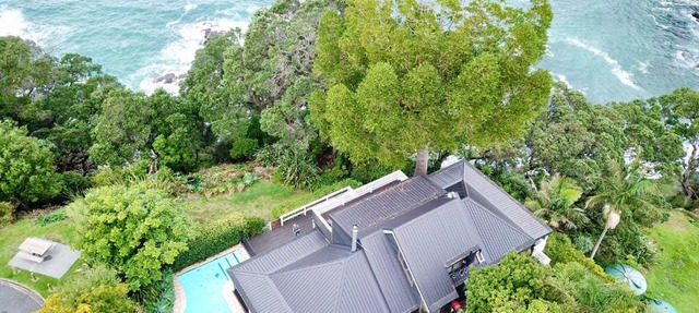 Clifftop Ocean Views with Pool - Leigh