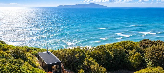 Clifftop Tiny House Sea Views & Kāpiti Island
