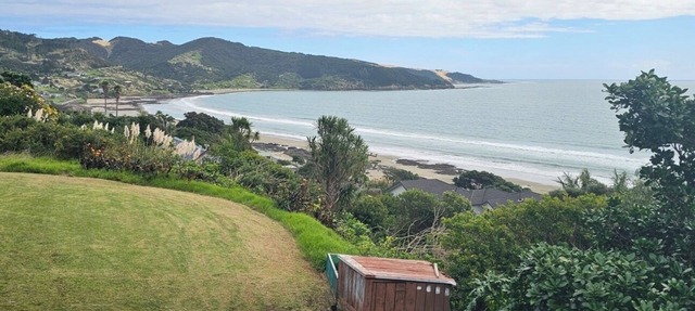 Coastal Bach with Hot Outdoor Shower & Shipwreck Bay Surf & 90 Mile Beach Views