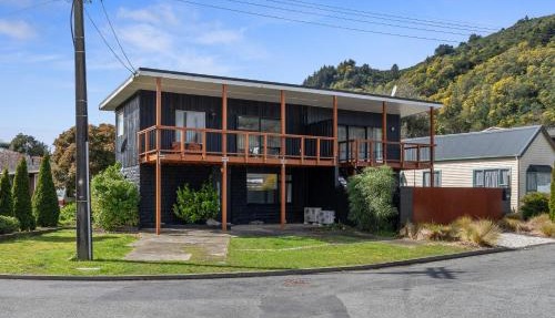 Coastal Charm - Picton Holiday Home