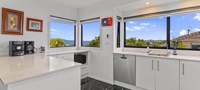 Coastal Home with Rangitoto and Sea Views nr Beach