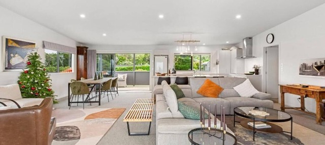 Coastal paradise 5 minutes drive from town. Modern roomy close to surf beaches