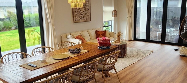 Coastal spacious 4-bedroom house close to beach with spa.