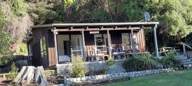 Cod Cottage, a quintessential kiwi bach in Duvauchelle Bay, Akaroa