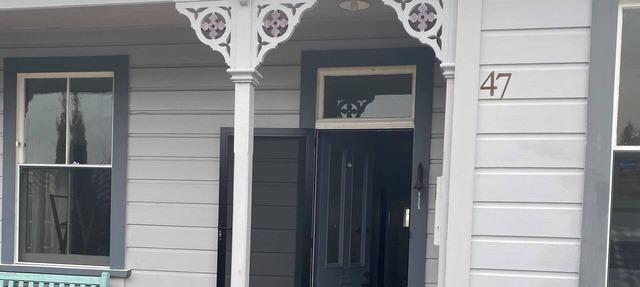 Comfortable 4 bedroom Cottage. Great location on historic Railway Row.