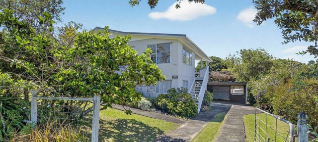 Cosy Beach house with Sea Views- walking distance to the shops and beach!