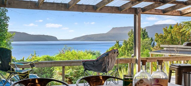 Cosy kiwi bach nestled into the native bush with amazing lake views