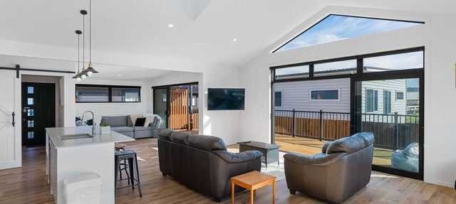 Cosy Sun trap, Close to beach and the iconic yellow Dairy.