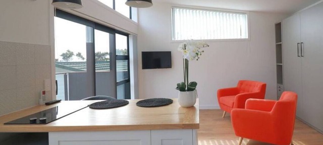 Cosy Tiny Home with Ocean Views|by Furnished Rentals