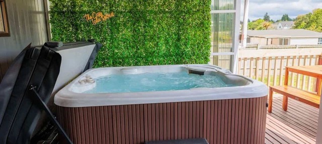 Cozy Lake Retreat - Games Room, Spa, Sleeps 6