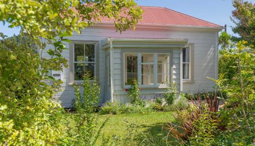 Crabapple Cottage - Coromandel Town Holiday Home