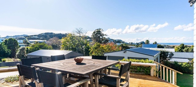 Cute on Cullen - Cute sunny cottage with ocean views