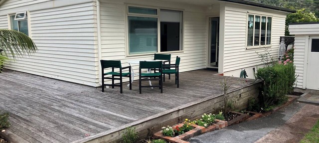 Cute two bedroom cottage very close to beach and beach bar and grill