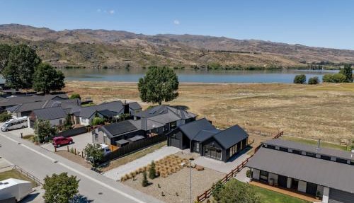 Dancing Tussock Escape - Cromwell Holiday Home