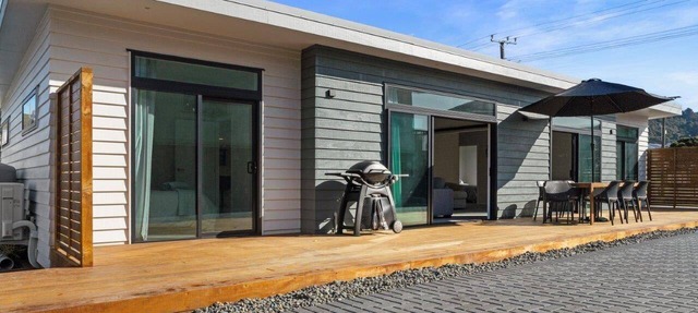 Decked out on Leo | Prime Location, 400m to Beach