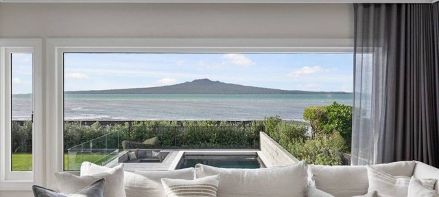 Devonport - Oxford Terrace Beachfront (5BR/3.5BA, Sleeps 6)