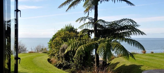Elegant Beachfront Rental for Couples near Golden Bay, New Zealand