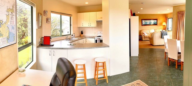 Elevated views - Fully equipped and comfortable top floor near Russell and Opua