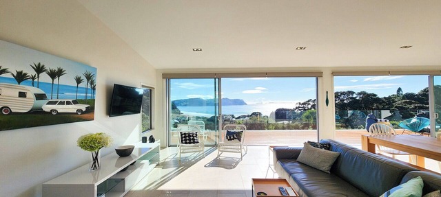 Enjoy surf views of Hot Water Beach from your bed, modern and comfortable home