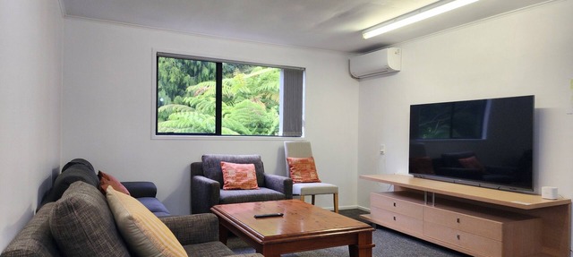 Entire Ground-floor: Spacious 145m2