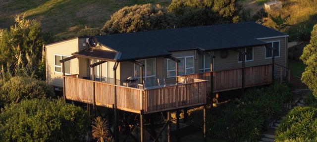 Entire home in Waimārama, sea views, 2 minute walk to the beach.