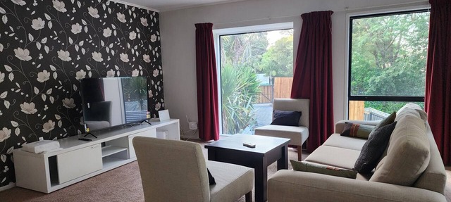 Entire Upper-Floor: Spacious 140m2