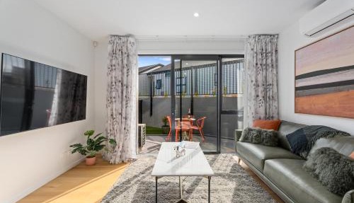 Explore Wanaka - Mountain Views, Riverside Locale Townhouse