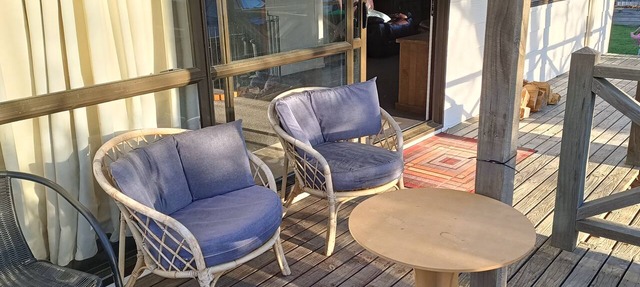 Family & pet-friendly beach bach, everything you need. 2 minutes to the beach!
