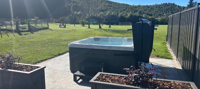 Farmstay Escape with pet farm animals and a spa