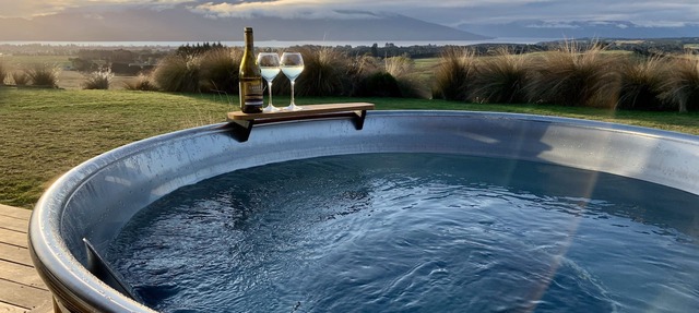 Fiordland Eco-Retreat ~ Takahē Suite ☆ 5-Star Luxury ☆ Panoramic Views ☆ Hot Tub