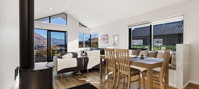 Fire, Light & Mountains - Your Wanaka Home Base