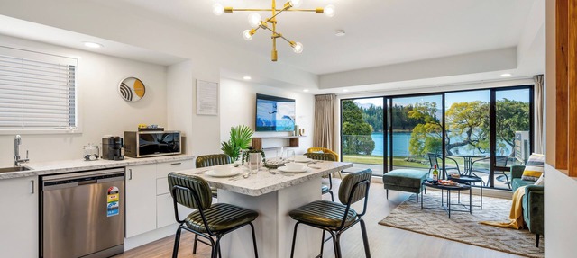 Flat Walk to Town/Private Lawn for Kids/Free Car Parking/Mountain & Lake Views