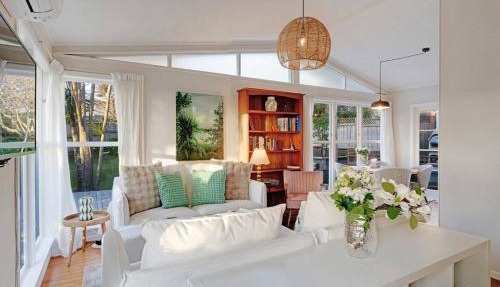Forrest Hill Oasis with Pool, Spa and BBQ