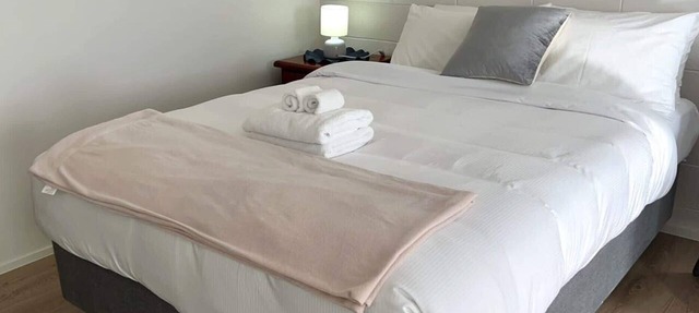 Freshly Renovated Studio with Parking, Epsom