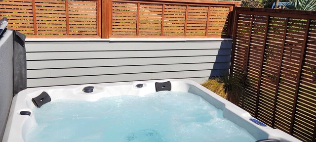 Fully equipped 3 bedroom home free parking & WIFI close to beaches & city.