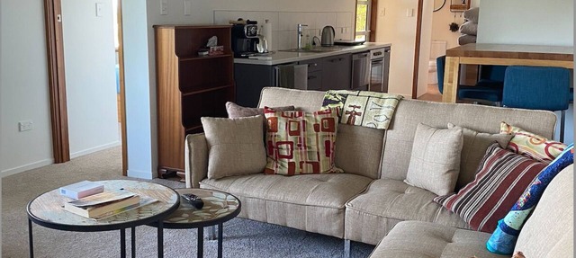 Fully equipped one bedroom apartment with gorgeous views; walkable to CBD.