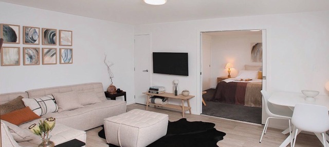Garden apartment Self-contained luxury just 5 mins walk to Village!