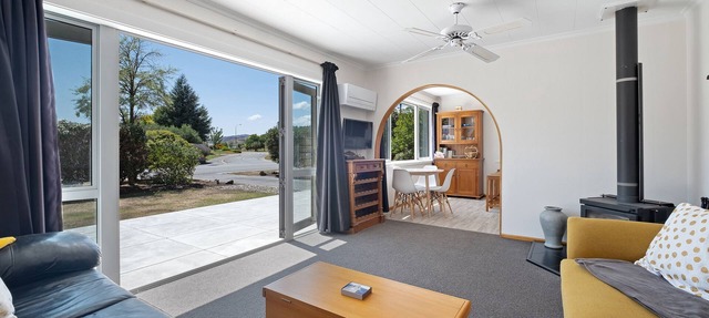 Getaway on the Green - Cromwell Holiday Home